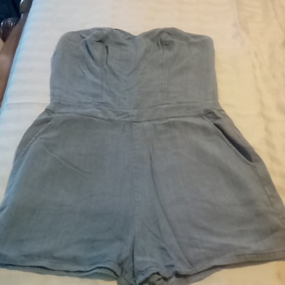 Clothes - Picture 2 of 3